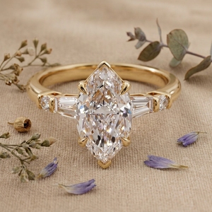 Bague de fiançailles en moissanite taille marquise pour femme, or 14 carats, solitaire, pierres latérales baguette, luxe moderne minimaliste, IGI - Product Image 3