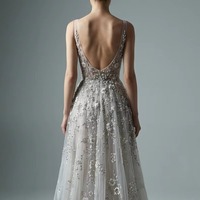 Robe de soirée de luxe blanche de haute qualité, col licou, entièrement perlée à la main, ornée de cristaux, en tulle plissé, longueur ras du sol, coupe trompette/sirène, avec traîne.