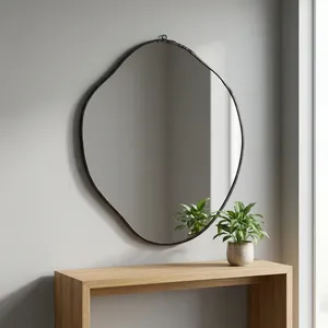 Miroir mural minimaliste de forme irrégulière avec cadre en métal, surface en verre décorative pour salon ou salle de bain - Product Image 1