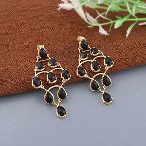 Boucles d'oreilles pendantes de luxe en onyx noir, multi-pierres, légères, plaquées or 18 carats, en laiton, style mode, mariage, néo-gothique - Product Image 2