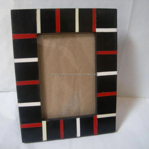 Cadre photo en bois ajustable fait main avec incrustation linéaire en résine noire et rouge, cadre décoratif audacieux et moderne pour table, accent décoratif pour la maison - Product Image 1