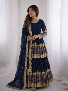 Conjunto de Fiesta de Georgette con Bordado de Lentejuelas y Trabajo Zari, Top y Lehenga con Borde de Lentejuelas de Georgette Sintética - Product Image 4