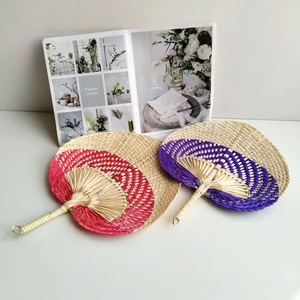 Ventiladores de bambú natural a buen precio para recuerdos de fiestas y bodas, abanicos de mano de hoja de palma trenzados a mano. - Product Image 3
