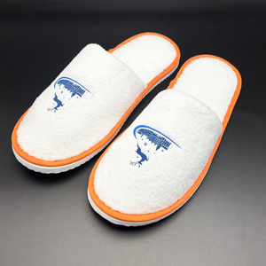 TECHNOFIRST SOLUTION TB-25 Chaussons d'hôtel jetables en silicone corail légers de haute qualité avec logo imprimé personnalisé et bordure sur mesure - Product Image 5