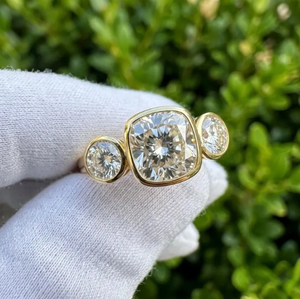 Bague de haute qualité en or avec diamant de laboratoire taille coussin 3 carats (3CTW) sertie clos et pierre centrale de 2 carats - Product Image 5