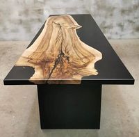 Table à manger en bois massif de noyer avec plateau en résine époxy noire, design rectangulaire moderne, durable et fait main
