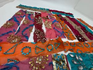 Rubans en soie de sari de qualité supérieure, 2 x 12 pouces, pour la couture, le quilting, l'embellissement, la fabrication de bijoux et les projets de bricolage. - Product Image 5