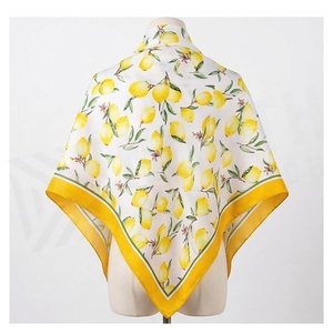 Pañuelo de Seda Cuadrado para Mujer con Estampado de Limones, Elegante Accesorio Multifuncional de Verano - Product Image 3