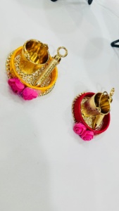 Elegante Set de Regalo Artesanal Haldi Kumkum con Mini Kalash Decorativo y Bandeja para Recuerdos de Boda y Pooja Festiva - Product Image 3