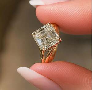 Anillo de Compromiso, Boda o Aniversario de Lujo con Moissanita Corte Asscher de 4 Quilates, Plata 925, Solitario de Tallo Dividido - Product Image 4