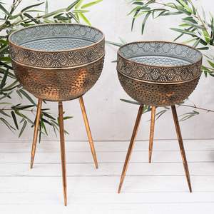 Juego de 2 macetas con forma de cuenco estilo marroquí con detalles intrincados en el borde y patas angulares. - Product Image 6