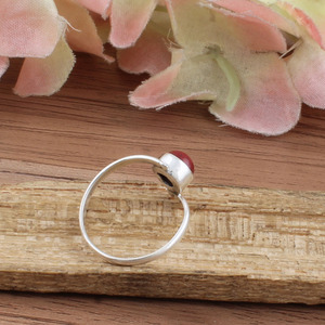 Anillo de Plata de Ley con Coral Rojo Natural, Anillo Clásico y Delicado para Boda o Piedra de Nacimiento, Joyería Minimalista con Gema Tallada - Product Image 3