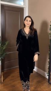 Presentamos el nuevo salwar kameez reversible de Zain Exports, hecho con hilo de algodón cambrico puro y pesado, con bolsillo lateral con lentejuelas y costura completa, talla 44. - Product Image 5