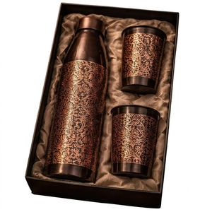 Juego de Botella de Agua de Cobre Puro con Filigrana Floral Grabada, con 2 Vasos a Juego, en Caja de Regalo Premium con Forro de Satén Dorado - Product Image 1