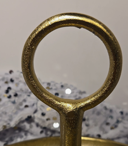 Plateau sur pied doré à un seul niveau avec poignée annulaire, base surélevée, plateau peu profond à rebord rond et plateau central sur colonne haute - Product Image 3