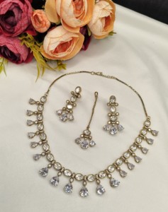 Ensemble de collier choker Water Drop Kundan avec boucles d'oreilles assorties et Maang Tikka, collection de bijoux ethniques traditionnels pour les fêtes - Product Image 1