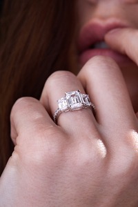 แหวนหมั้นเพชรทรงเอเมอรัลด์ 3.50 กะรัต เพชรแล็บ 14k ทองคำขาว หรูหรา รับรองโดย IGI สำหรับผู้หญิง - Product Image 5