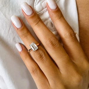 Anillo de Compromiso con Diamante Cultivado en Laboratorio de 2 Quilates, Corte Esmeralda, E VVS2, Halo Oculto, Ajuste Flush Fit, Anillo de Propuesta de Alta Gama, Certificado IGI - Product Image 4