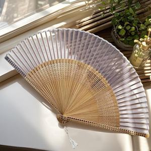 Abanico Plegable de Madera Natural Moderno, Pintado a Mano, Artesanía, Reutilizable, Diseño Refrescante y Portátil para Ceremonias de Boda - Product Image 3
