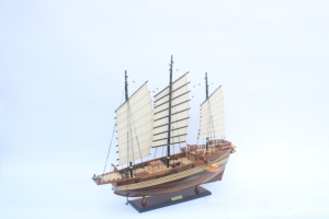 Modèle de voilier chinois artisanal en bois foncé - Cadeau d'affaires Feng Shui haut de gamme et décoration de bureau à domicile orientale - Product Image 2