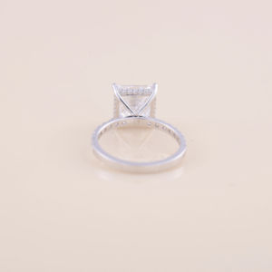 Anillo de Compromiso con Diamante Cultivado en Laboratorio de Corte Princesa de 1.00ct y Banda con Incrustaciones de Diamantes Redondos de 0.49ct en Oro Blanco de 18K - Product Image 6