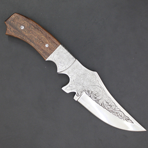 Cuchillo de acero de Damasco hecho a mano con grabado personalizado, hoja dentada y mango de hueso de camello y madera dura. - Product Image 1