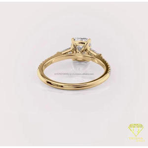 Anillo de compromiso de tres piedras con diamante cultivado en laboratorio de corte cojín en oro amarillo de 14K con piedras laterales de baguette cónicas y pavé para boda - Product Image 3