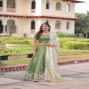 VASTRA COTTAGE Ensemble Lehenga Doré pour Femme avec Broderie Zari et Paillettes, Lehenga Cousu et Ensemble Dupatta de Créateur - Product Image 1