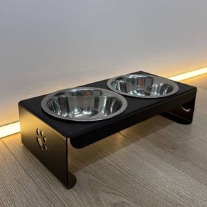 Support de gamelles doubles surélevé de luxe avec gamelles en acier inoxydable et cadre décoratif en fer forgé pour chiens et chats - Product Image 1