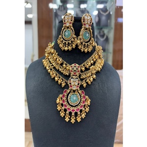 Conjunto de collar y aretes de latón chapado en oro de calidad premium y a la moda para mujeres, para ocasiones de boda. - Product Image 1