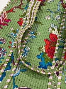 Green Floral Quilted Canvas Tote <b>Bag</b> with Zipper Closure <b>Medium</b> <b>Size</b> Party Beach Gift Hand Length Handle Textile Material - Product Image 6