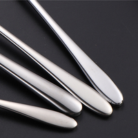 Ensemble de couverts de table classiques et fonctionnels UM STEEL en acier inoxydable – Cuillères, fourchettes, couteaux – Vaisselle équilibrée et écologique pour la maison