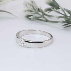 Anillo Solitario de Diamante Cultivado en Laboratorio para Hombre, Oro Blanco, Banda Lisa con Tensión, Estilo Minimalista, Joyería para Compromiso, Aniversario y Boda - Product Image 2