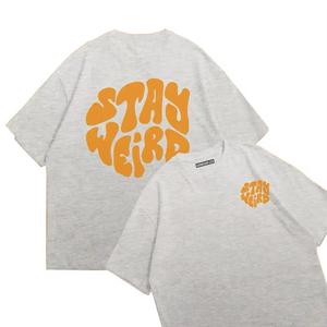 เสื้อยืดคอกลมแขนสั้นสีดำสำหรับผู้ชาย ผ้าฝ้ายเจอร์ซีย์ทรงโอเวอร์ไซส์ พิมพ์ลาย Stay Weird สไตล์ลำลอง - Product Image 5