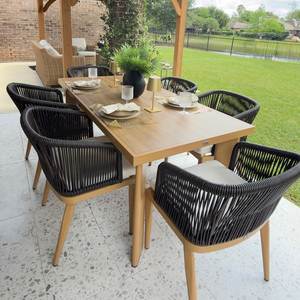 Conjunto de mesa de comedor contemporáneo de teca para exteriores con sillas tejidas negras para patio, jardín o terraza. - Product Image 1
