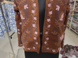 เสื้อแจ็คเก็ตผู้หญิง คอจีน แขนยาว ปักลายดอกไม้ ผ้าฝ้ายทอ สไตล์ฤดูใบไม้ร่วง ปักมือ กระดุมแถวเดียว - Product Image 5
