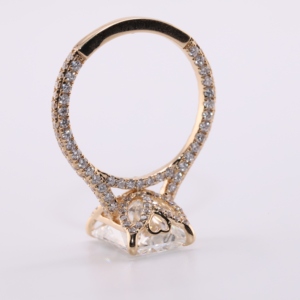 Bague de fiançailles solitaire ornée en or avec diamant de laboratoire taille radiant, halo caché, galerie en forme de cœur, pavé, bande cathédrale, luxe et raffinement - Product Image 3