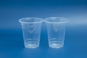 Échantillons gratuits, prix d'usine bas, gobelets en plastique PP au design classique avec couvercle, gobelets jetables transparents, tailles personnalisées de 14 oz à 24 oz - Product Image 4