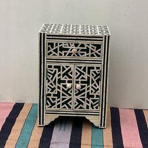 ตู้ลิ้นชักข้างตกแต่งด้วยงานฝังกระดูกอย่างประณีต เฟอร์นิเจอร์ไม้ทำมือพร้อมลวดลายสวยงามสำหรับห้องนอน - Product Image 1