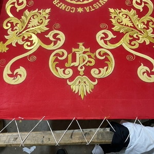 Estandarte procesional de iglesia bordado a mano con hilo de oro |   Estándar Personalizado de Confraternidad Religiosa para Desfiles y Decoración de Altares - Product Image 2