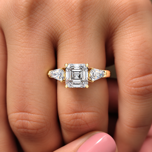 แหวนเพชรทรง Asscher แบบ Lab Grown ทองคำแท้ 14K 18K ประดับเพชรด้านข้างทรง Shield Cut น้ำหนัก 3.00 กะรัต สี DEF ความสะอาด VVS รับรองโดย IGI แหวนแต่งงานสำหรับเจ้าสาว ผลิตตามแบบ ODM - Product Image 2