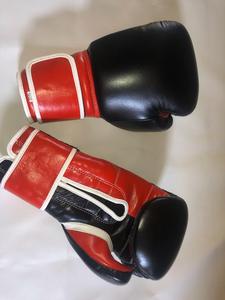 Guantes de Boxeo de Cuero Vacuno, Tamaño y Color Personalizados para Propietarios de Gimnasios, Entrenadores, Pedidos al por Mayor, Equipo Profesional para Entrenamiento y Sparring - Product Image 3