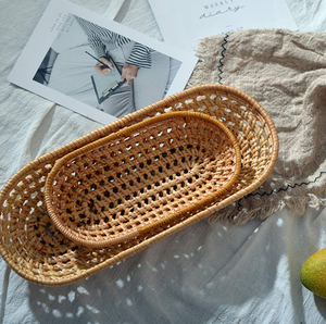 Plateau de service et décoratif en rotin artisanal de forme ovale, design bohème vintage, élégant - Product Image 1