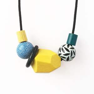 Collier en cristal de résine et de bois artisanal de qualité supérieure, accessoire de mode - Product Image 1