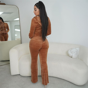 Ensemble de survêtement en velours marron caramel pour femme, deux pièces, sweat à capuche court zippé et pantalon évasé, tenue de détente en velours doux et moelleux - Product Image 2