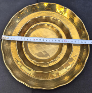 Plato de Presentación Redondo de Metal Dorado, Martillado y Pulido, Decoración para Mesa de Boda o Evento, Chapado en Oro, Elegante, Moderno y Vintage - Product Image 6
