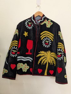 Chaqueta de terciopelo con bordado Suzani, estilo bohemio floral, de colores intensos, artesanal, para ocasiones festivas. - Product Image 2