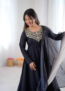 Robe de soirée Anarkali longue en organza brodée noire, coupe trapèze, en rayonne, avec dupatta, col en V, manches longues, pour soirée - Product Image 3