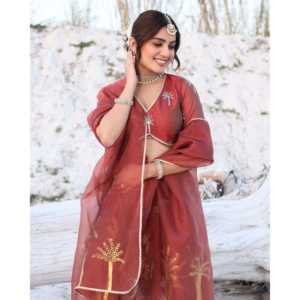 Ensemble Lehenga en mousseline de soie marron avec haut à manches trois-quarts, taille XS, imprimé feuille d'arbre - Product Image 1