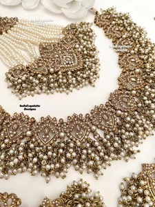 Exquisito conjunto de collar choker floral chapado en oro afgano con intrincado trabajo de piedras de rubí rosa y gran perla blanca colgante. - Product Image 2